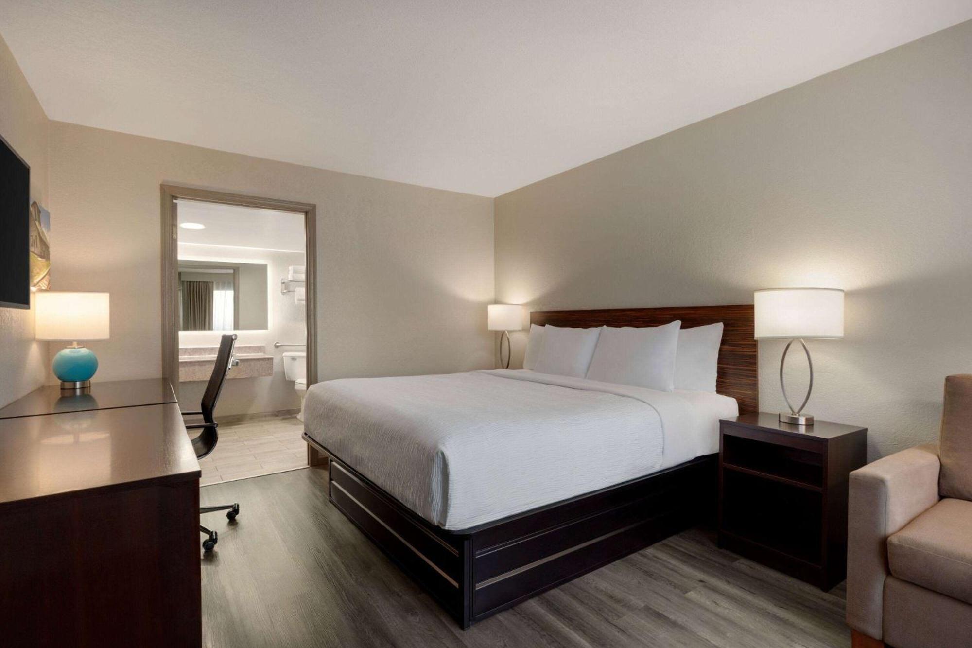 Baymont By Wyndham Emporia Va Hotel Exterior photo